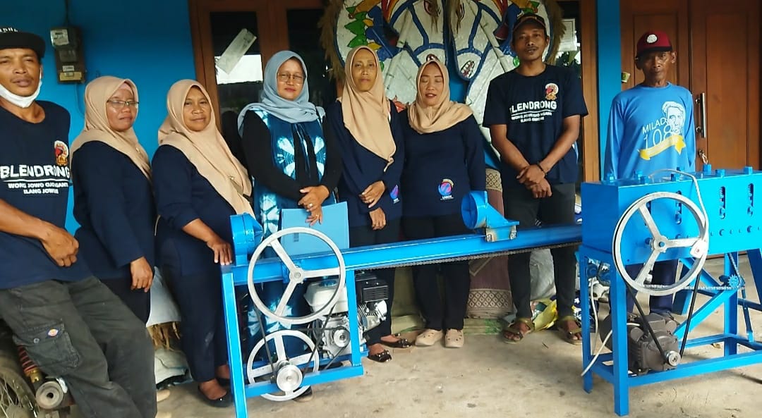 Pelatihan kerajinan bambu dan penyerahan bantuan peralatan dari AKPRIND